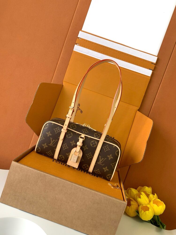 Túi L• V Hang On M47031 26x11.5x6.5cm