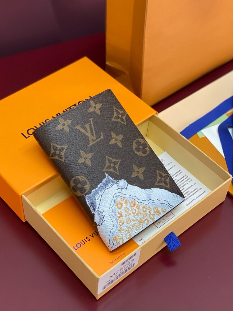 Ví đựng hộ chiếu L• V M25753 Grace Coddington
