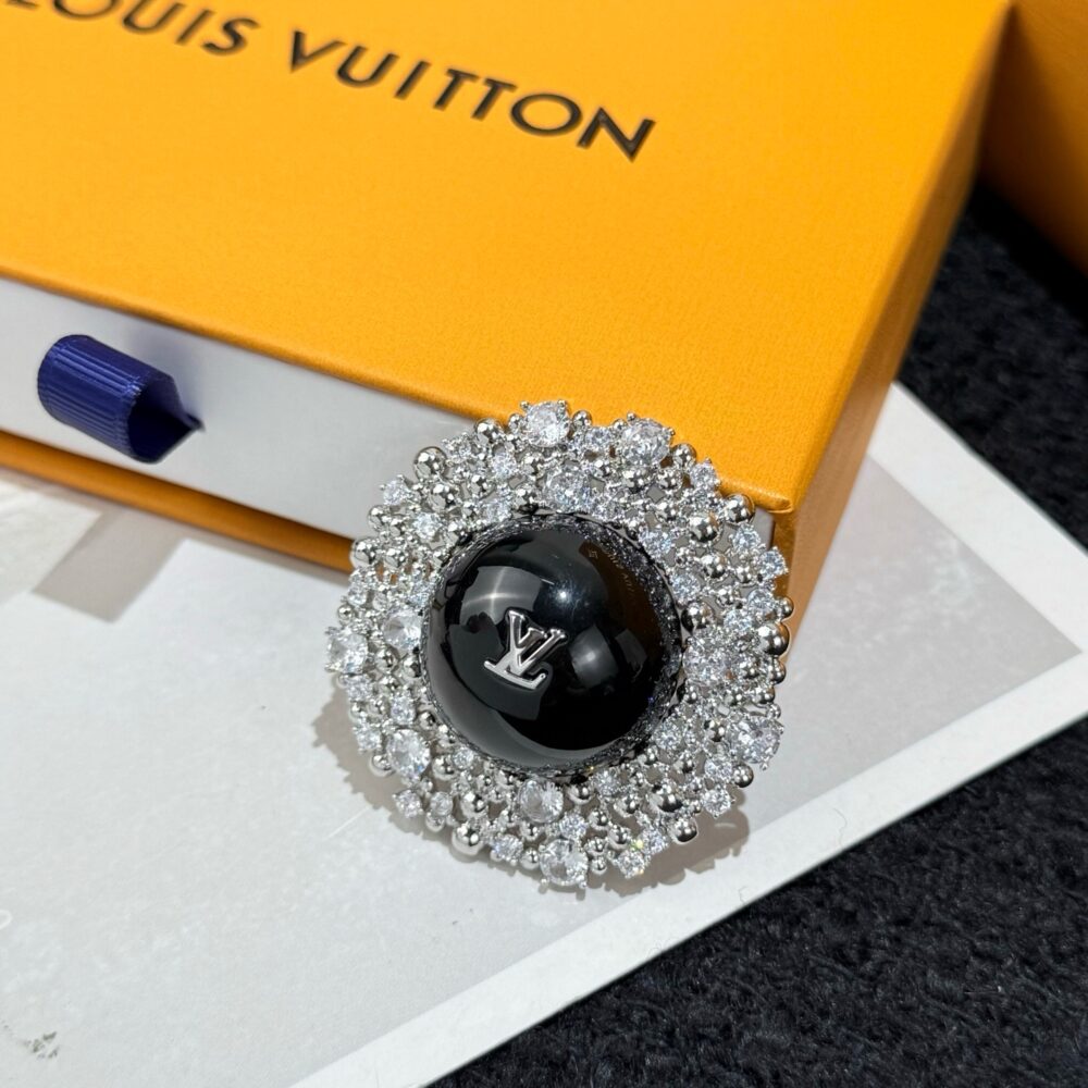 Cài Áo   L.V   9882300