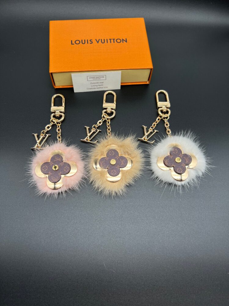 Charm móc treo túi L• V