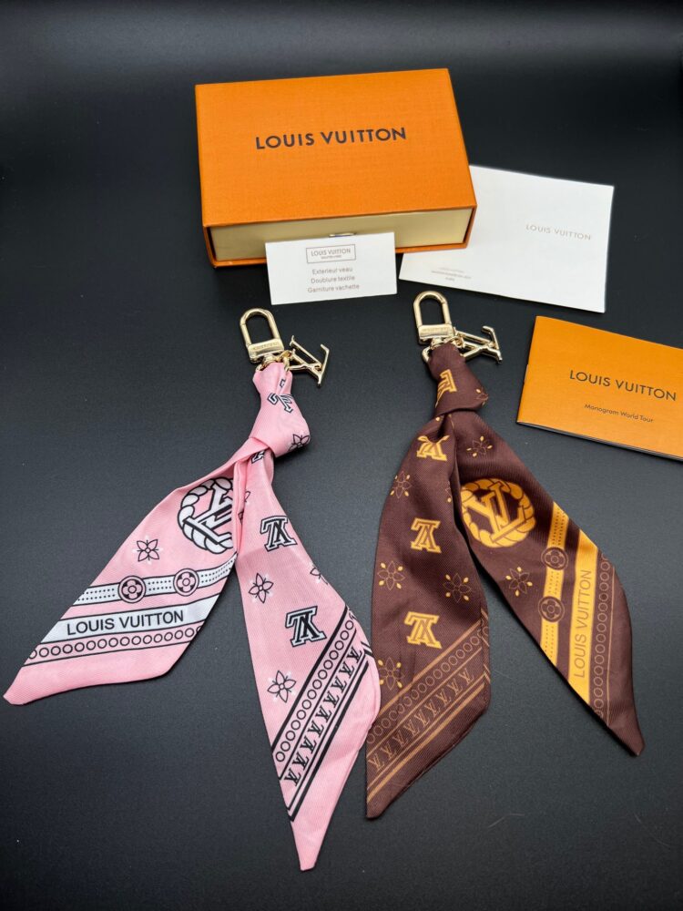 Charm móc treo túi L• V