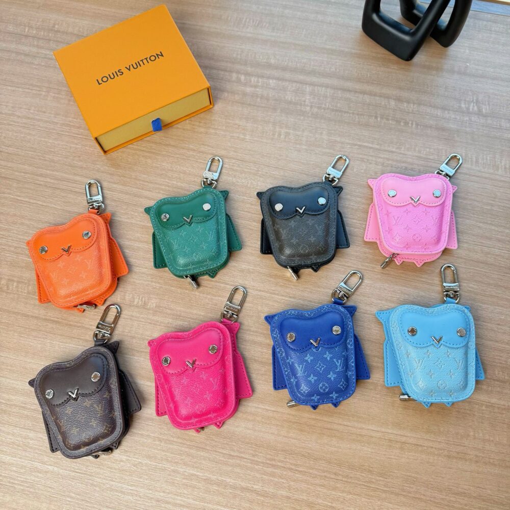 Charm móc treo túi, chìa khoá L• V