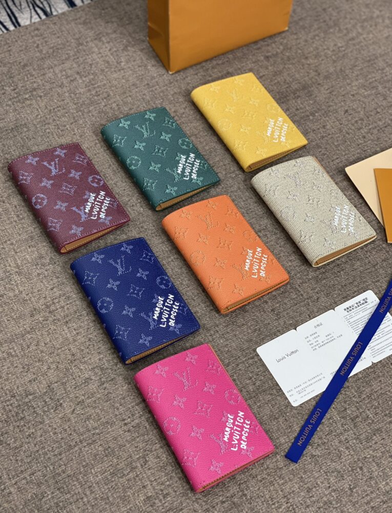 Ví đựng hộ chiếu L• V Key Pouch M26831 14x10x2.5cm