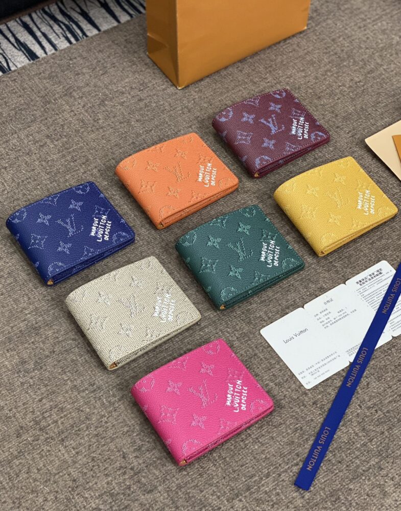 Ví vuông L• V Slender M26838 11x8.5x2cm