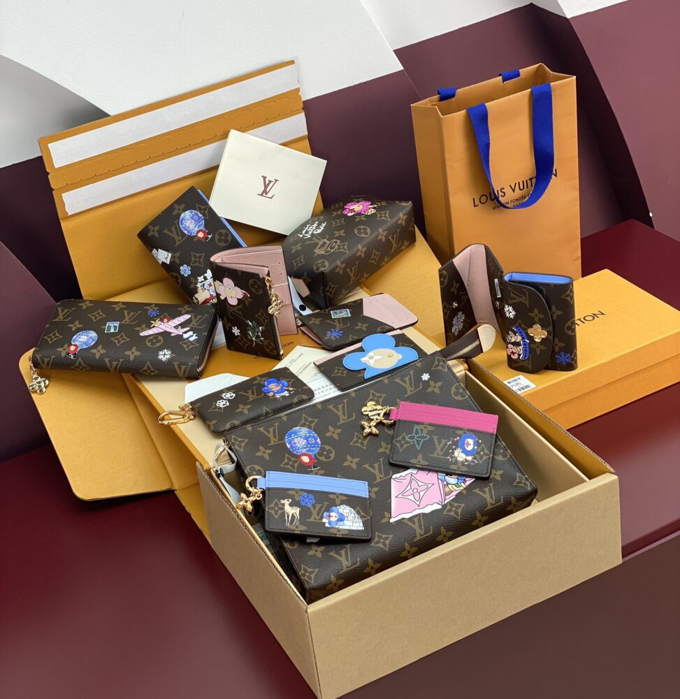 Ví L• V monogram Vivienne Wintery Travel