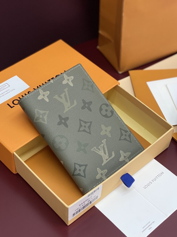 Ví đựng hộ chiếu L• V M64502 10x14x2.5cm