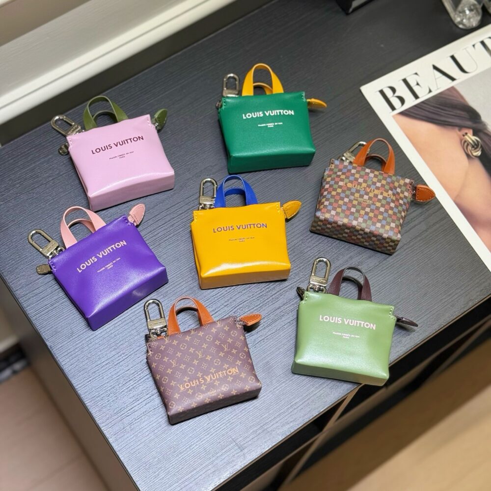 Charm treo túi L• V M02699