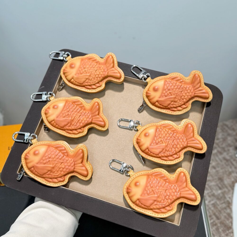 Charm treo túi L• V