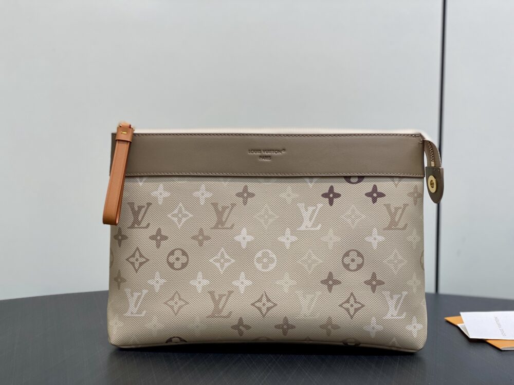 Túi cầm tay L• V Pochette Voyage Souple M29427 30x21x7.5cm